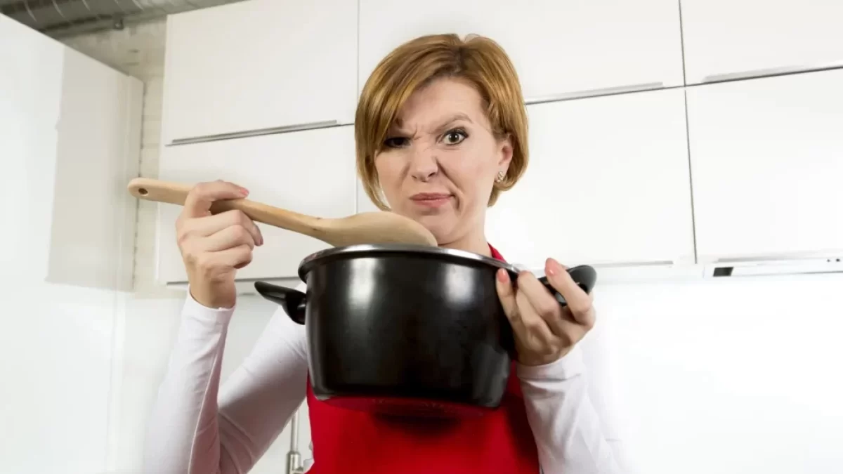 Žena ochutnává polévku