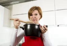 Žena ochutnává polévku
