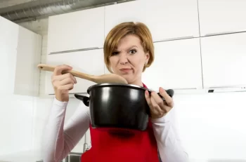 Žena ochutnává polévku