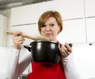 Žena ochutnává polévku