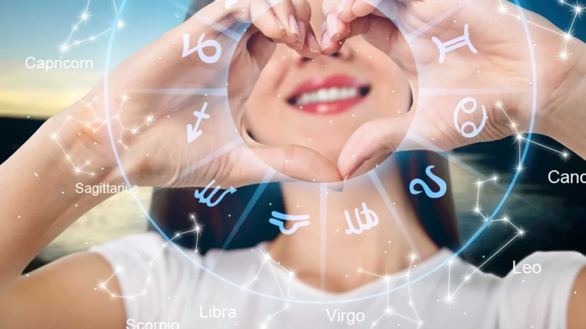 mladá žena ukazuje symbol srdce
