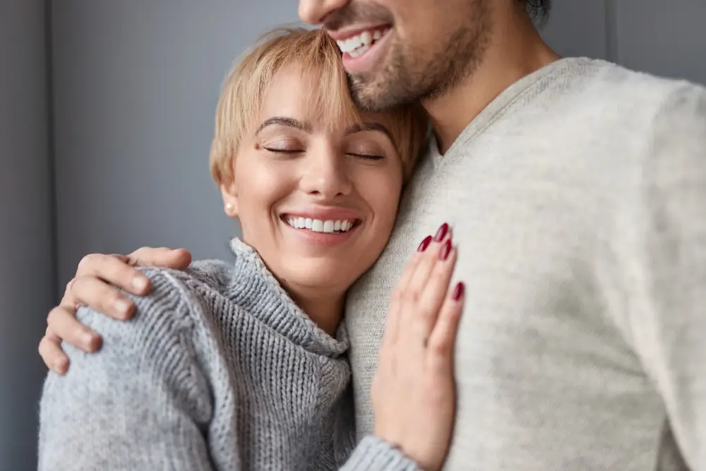 shutterstock_1398274640 - ByznysDeník Mladá žena se tiskne k mužově hrudi.