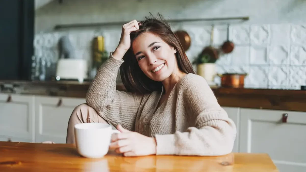 Žena s kávou.