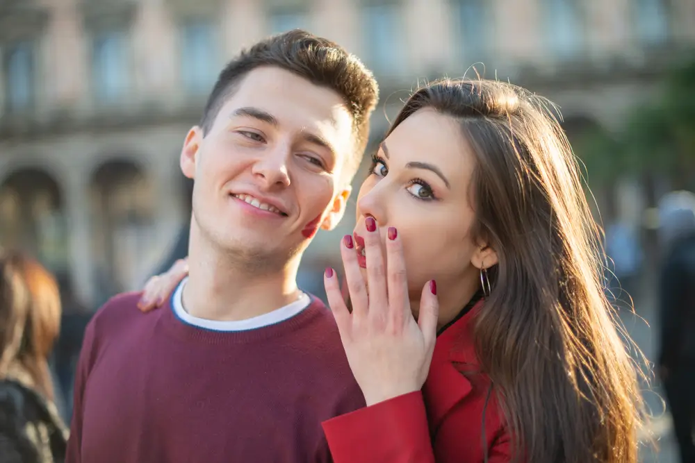 shutterstock_1803007969 - ByznysDeník Žena něco šeptá muži do ucha.