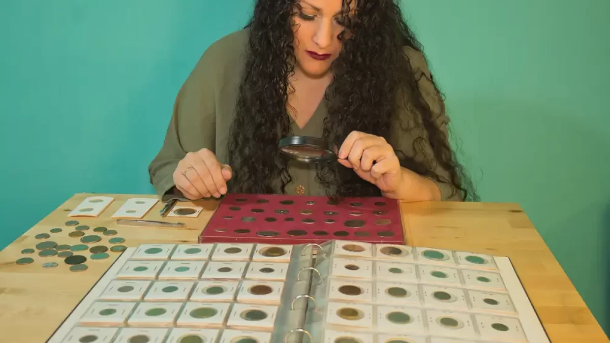 Žena se dívá na mince.