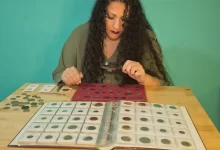 Žena se dívá na mince.