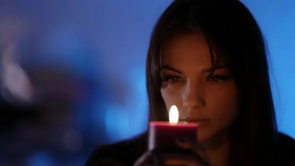 Žena u svíčky.