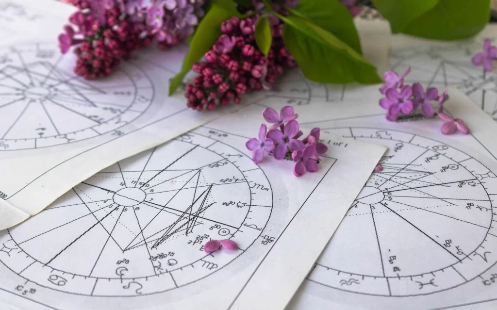shutterstock_1957442242_optimized - ByznysDeník astrologická předpověď na papíře