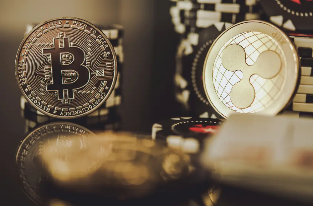 shutterstock_1960801192 - ByznysDeník Logo Bitcoinu a Ripple.