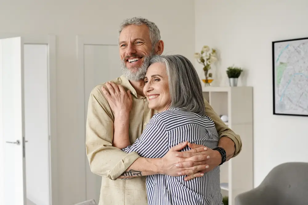 shutterstock_1966585285 - ByznysDeník Starý spokojený pár.