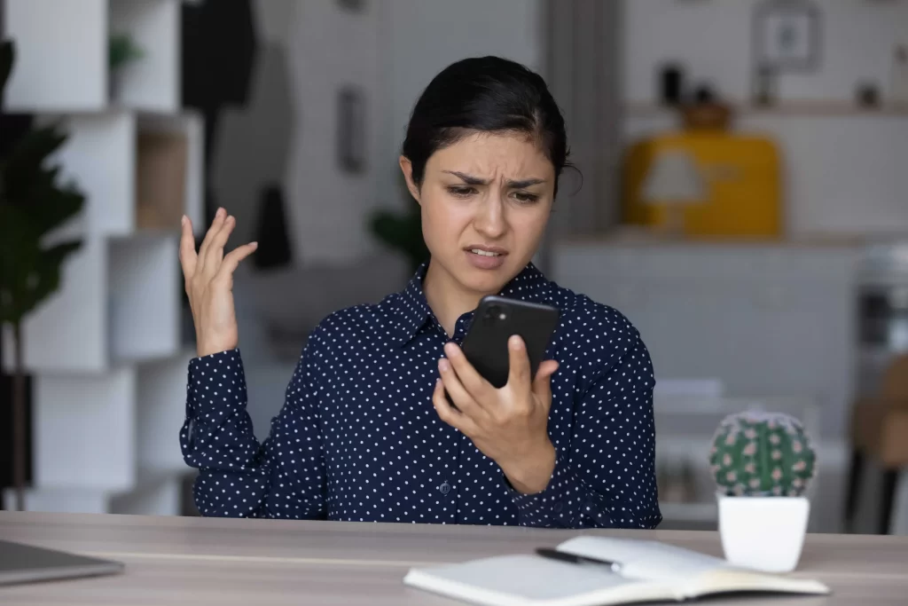 žena řeší potíže po telefonu