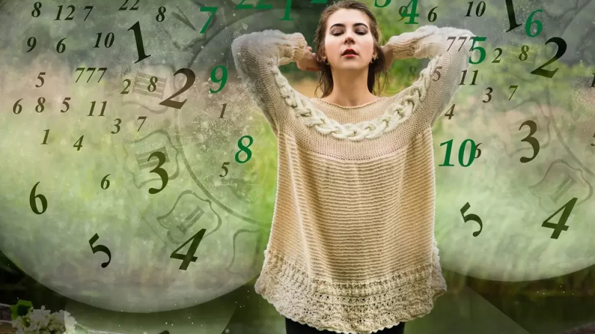 Žena, okolo které je znázorněná grafika plná čísel.