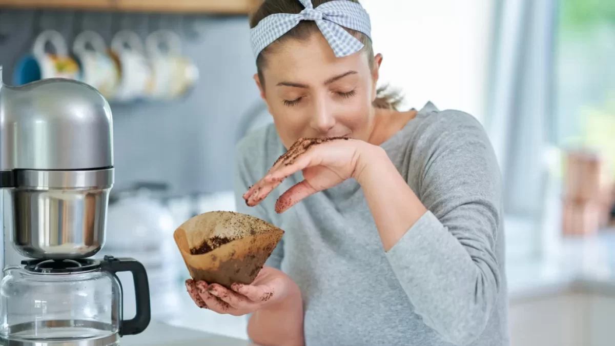 Žena vyndavající lógr.
