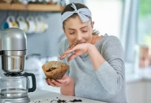 Žena vyndavající lógr.