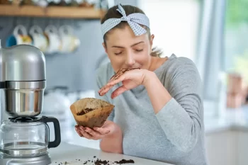 Žena vyndavající lógr.