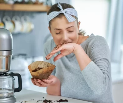 Žena vyndavající lógr.