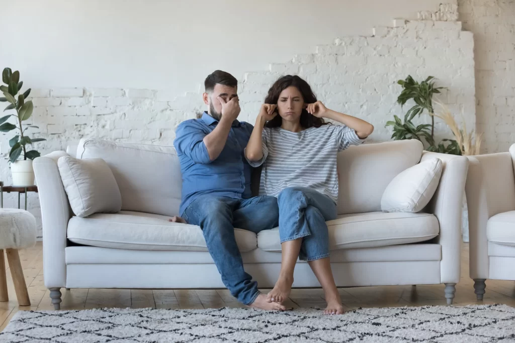 Na tvrdohlavého člověka musíte po dobrém. Zdroj: Shutterstock - ByznysDeník Žena, která nechce poslouchat rady muže.