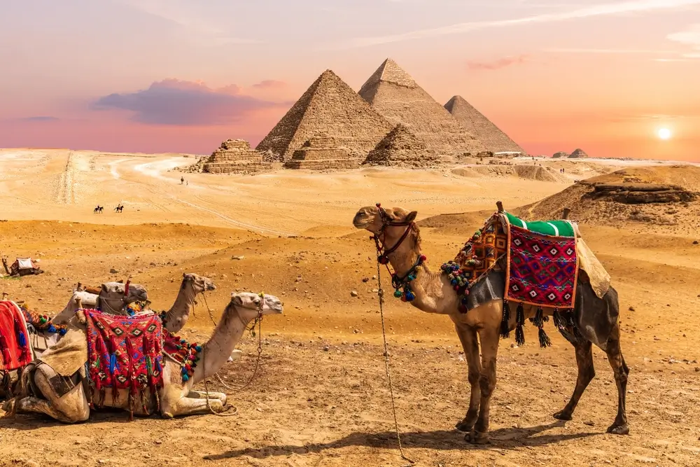 shutterstock_2296910097 - ByznysDeník Pyramidy v Gíze.