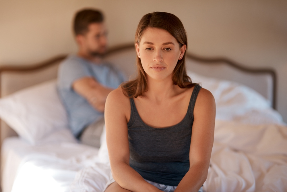 SadUpsetAndCoupleInAnArgumentInTheirBedroom - ByznysDeník Žena je nešťastná.