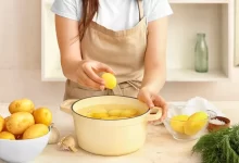 Žena připravuje brambory.