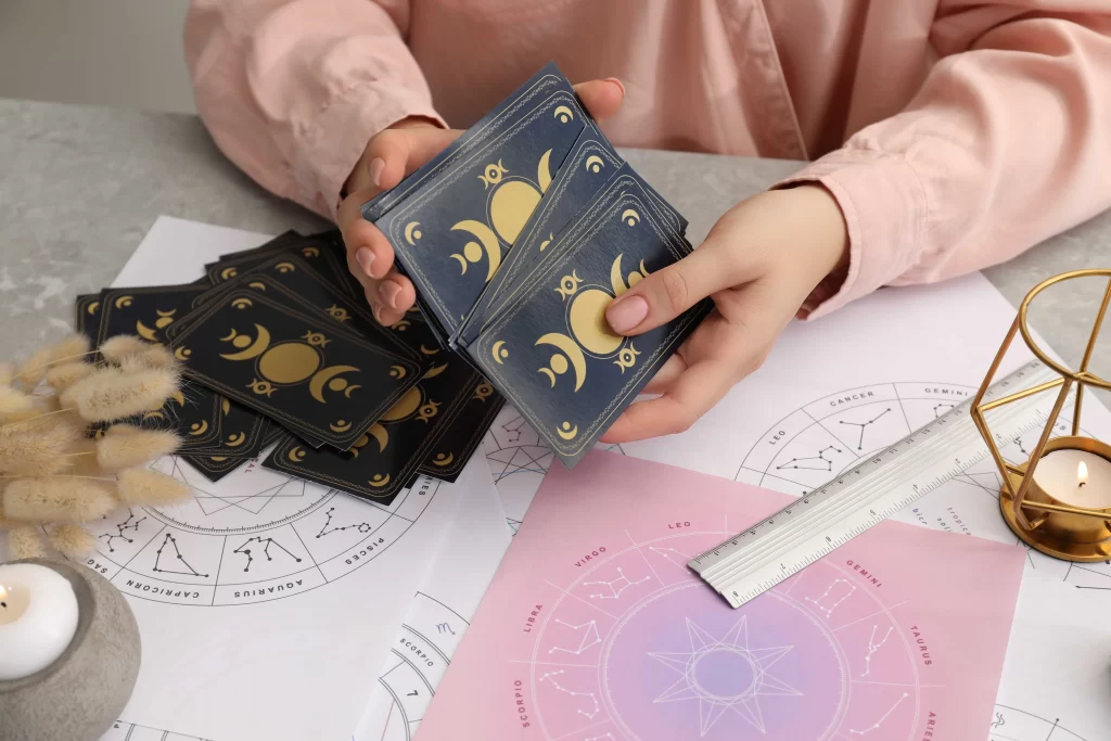 shutterstock_2342355413_optimized - ByznysDeník astroložka s tarotovými kartami