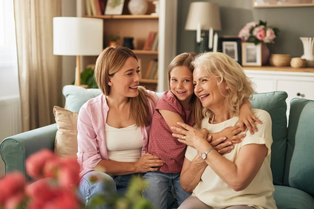 shutterstock_2383685059 - ByznysDeník žena s rodinou