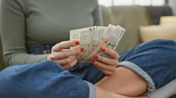 žena počítá peníze