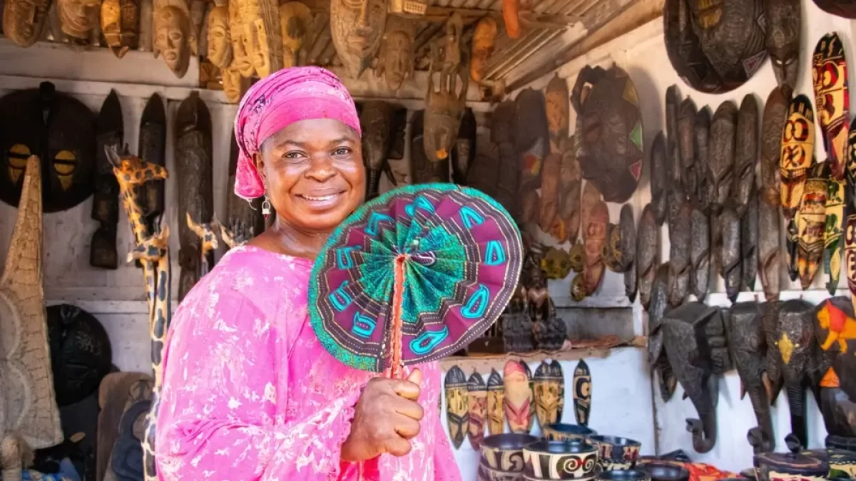 Žena v obchodě se suvenýry z Afriky.