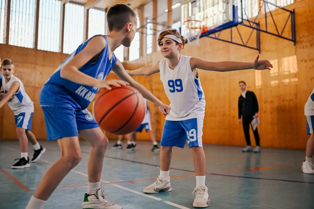 shutterstock_2467369103 - ByznysDeník Děti hrají basketbal.