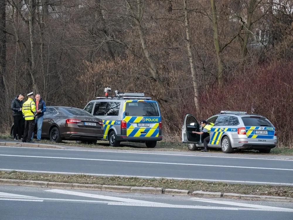 shutterstock_2475966763 - ByznysDeník Auta a příslušníci Policie ČR u silnice.