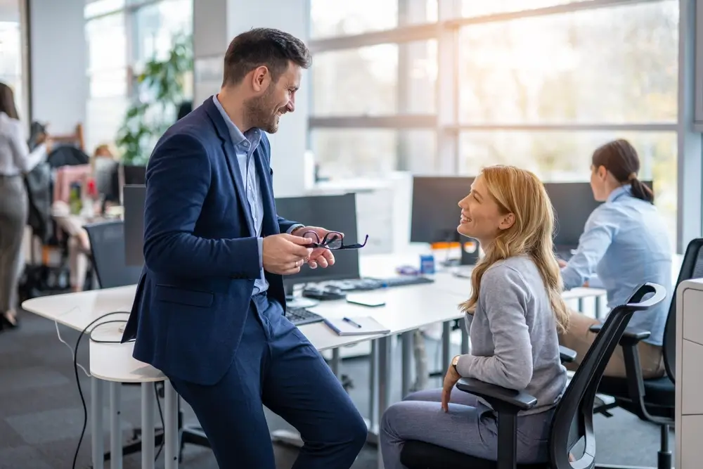 shutterstock_2480403267 - ByznysDeník Muž flirtuje s kolegyní v práci.