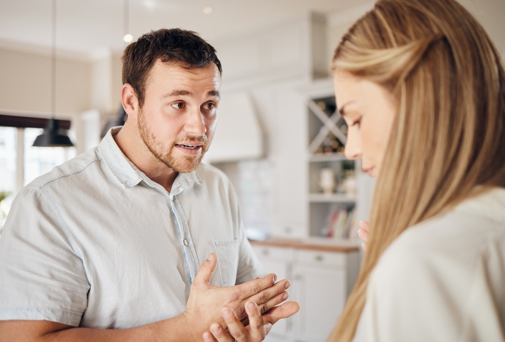 ArgumentFightAndCoupleTalkingForDivorceConflictAndDisagreement - ByznysDeník Muž vysvětluje něco ženě.
