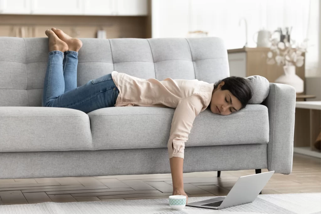 I když už někdy nemůžete, tvrdá dřina se může vyplatit. Zdroj: Shutterstock - ByznysDeník Žena, která spí na gauči u počítače a práce.