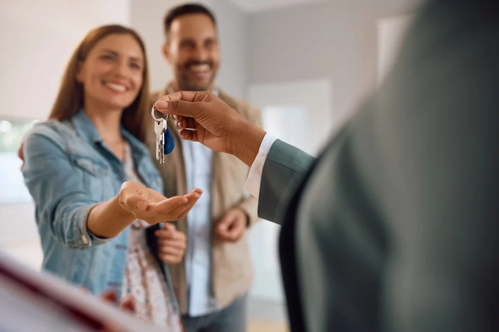 Změny toto znamení čeká i v oblasti financí. Zdroj: Shutterstock - ByznysDeník Pár, který si bere klíče od bytu.