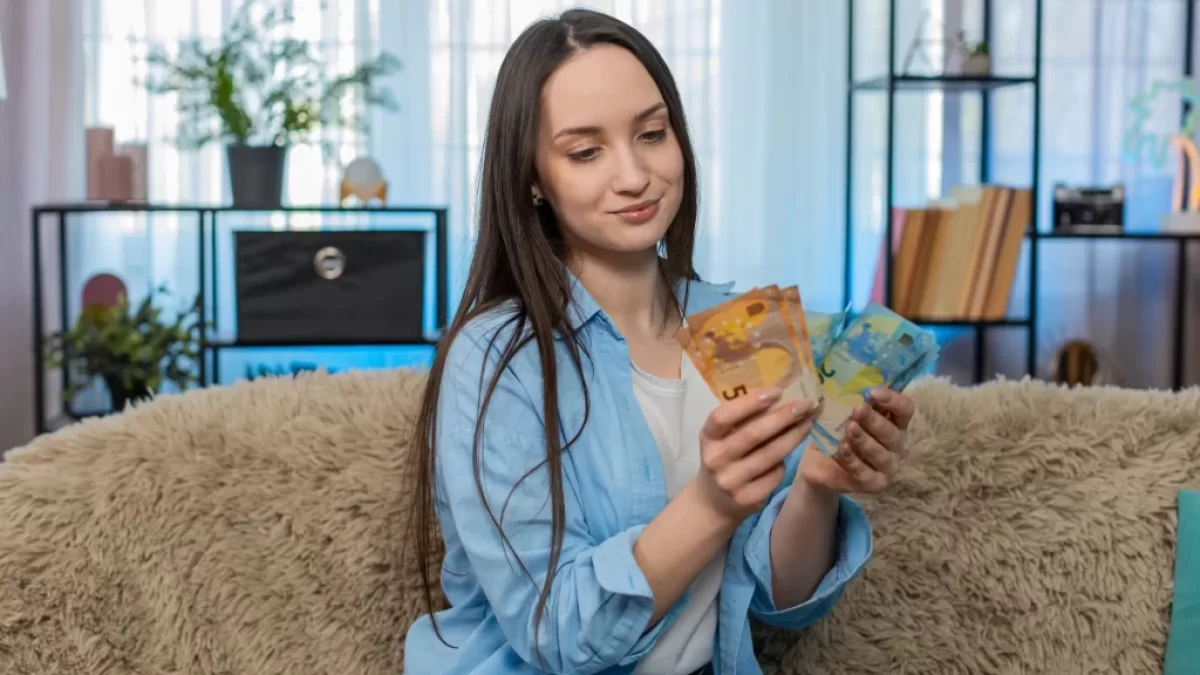 žena s penězi