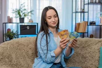 žena s penězi