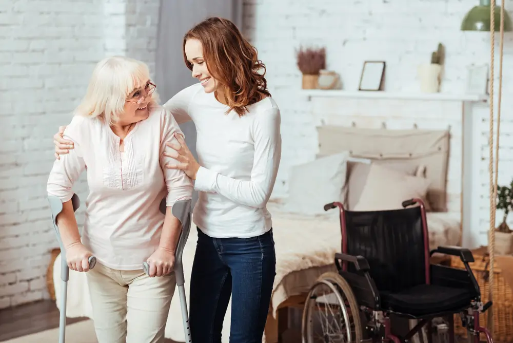 shutterstock_529632655 - ByznysDeník Paní pomáhá seniorce.