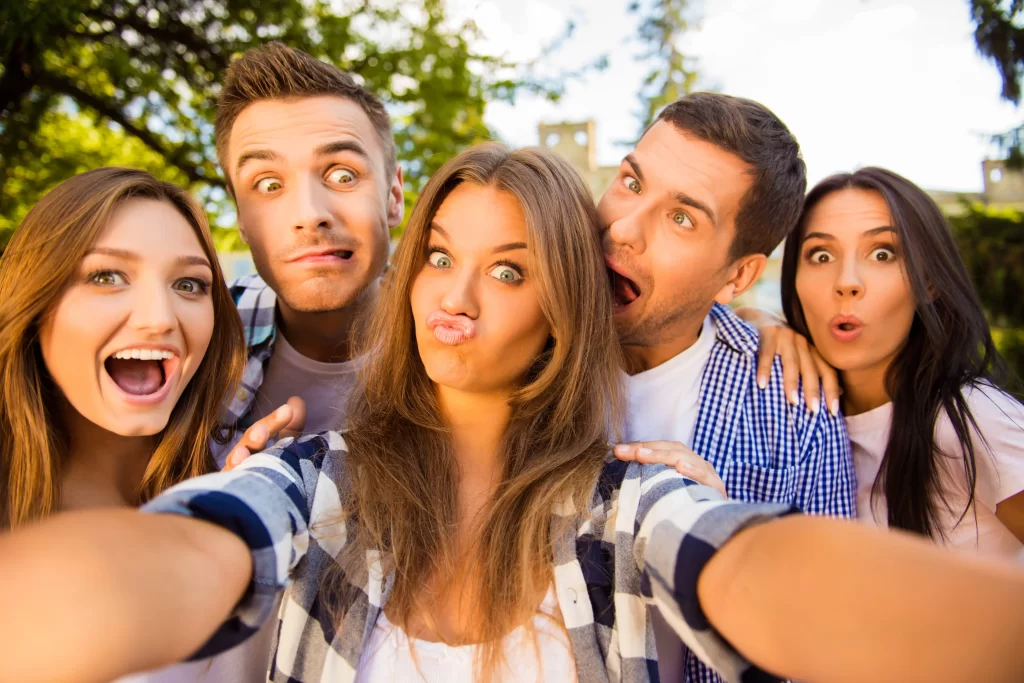Změny potkají i oblast vztahů. Zdroj: Shutterstock - ByznysDeník 5 lidí na selfie fotografii.