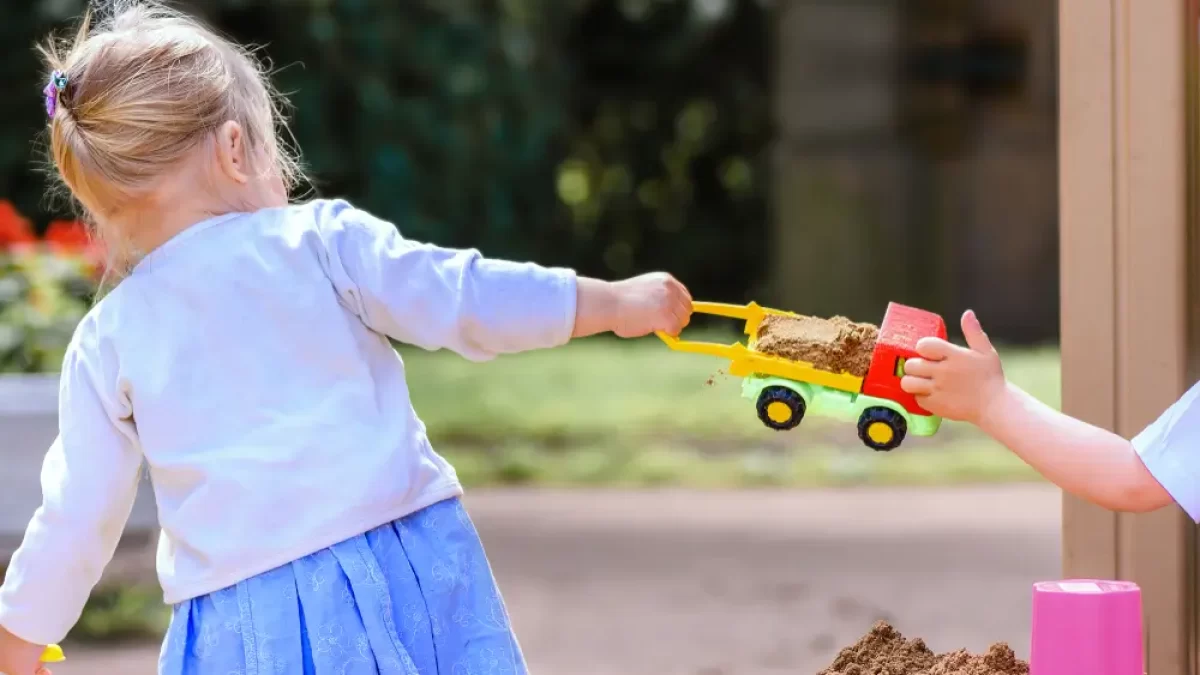 Děti se přetahují o hračku.
