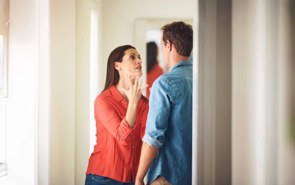 V toxickém vztahu je nutné umět říct ne. Zdroj: Shutterstock - ByznysDeník Hádající se muž se ženou.