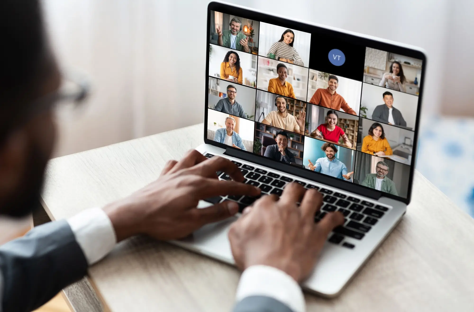 - ByznysDeník Mladý muž během online meetingu.