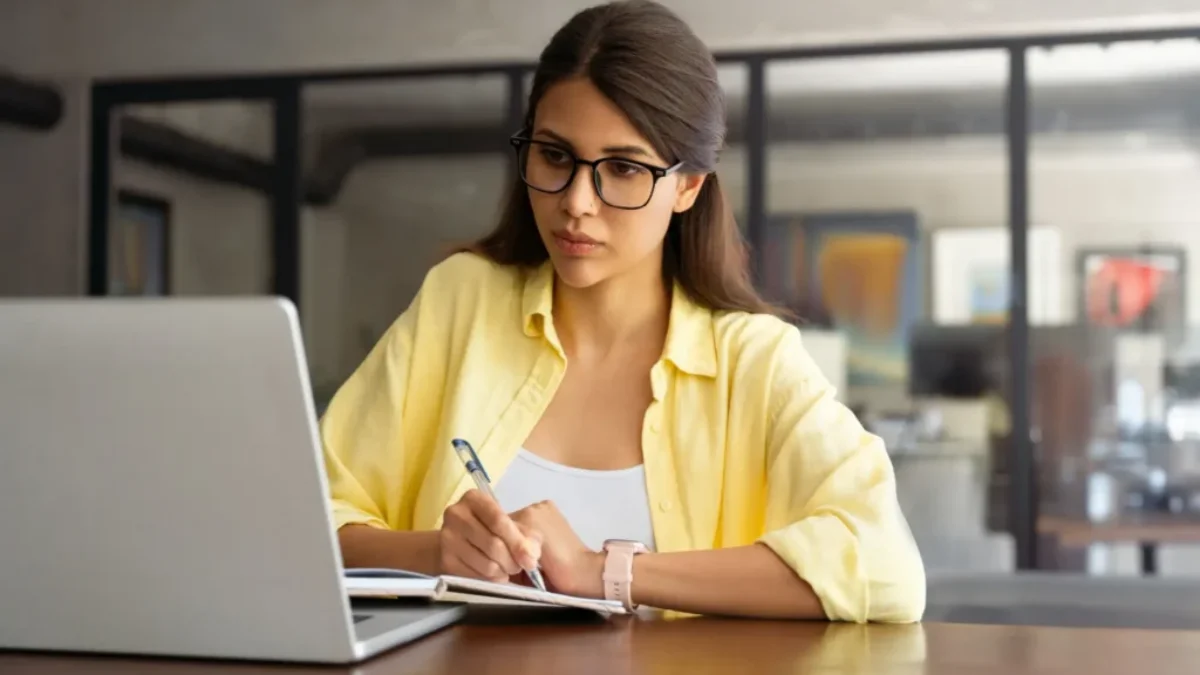 Dělání poznámek pomáhá udržet pozornost při online meetingu.