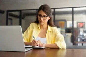 Dělání poznámek pomáhá udržet pozornost při online meetingu.