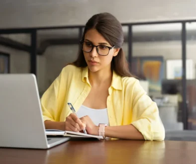Dělání poznámek pomáhá udržet pozornost při online meetingu.