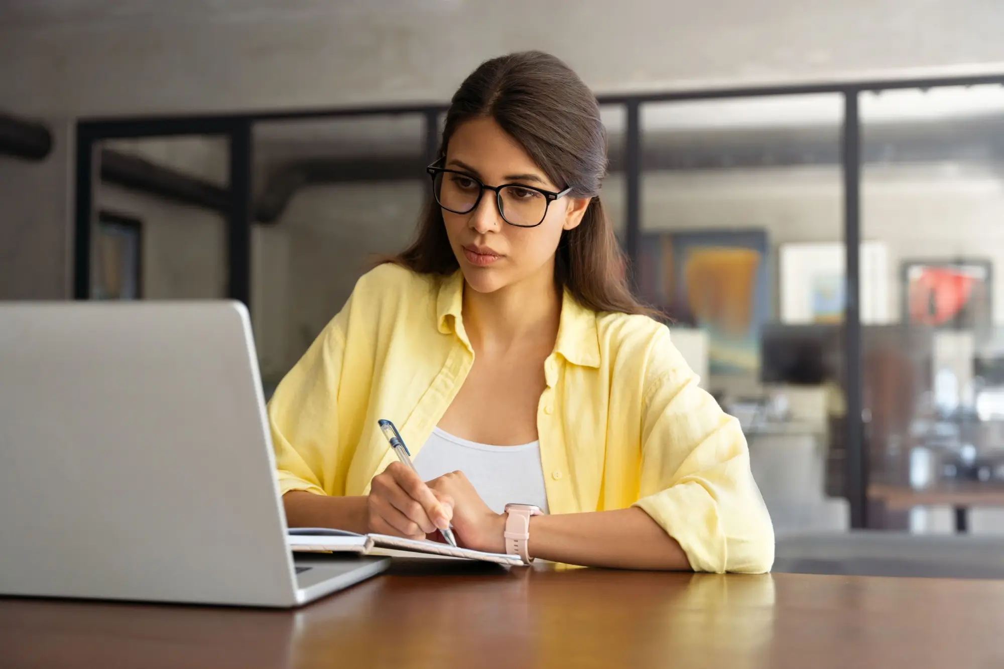 Dělání poznámek pomáhá udržet pozornost při online meetingu.