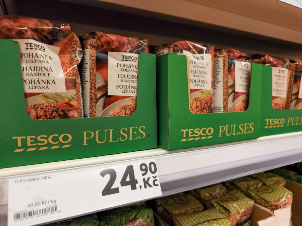 Balení pohanky v regálu supermarketu Tesco s cenovkou 24,90 Kč