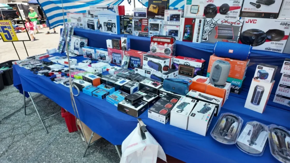 Stánek s elektronikou na venkovním tržišti