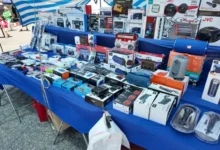 Stánek s elektronikou na venkovním tržišti