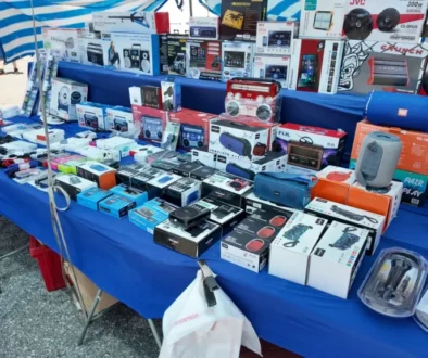 Stánek s elektronikou na venkovním tržišti