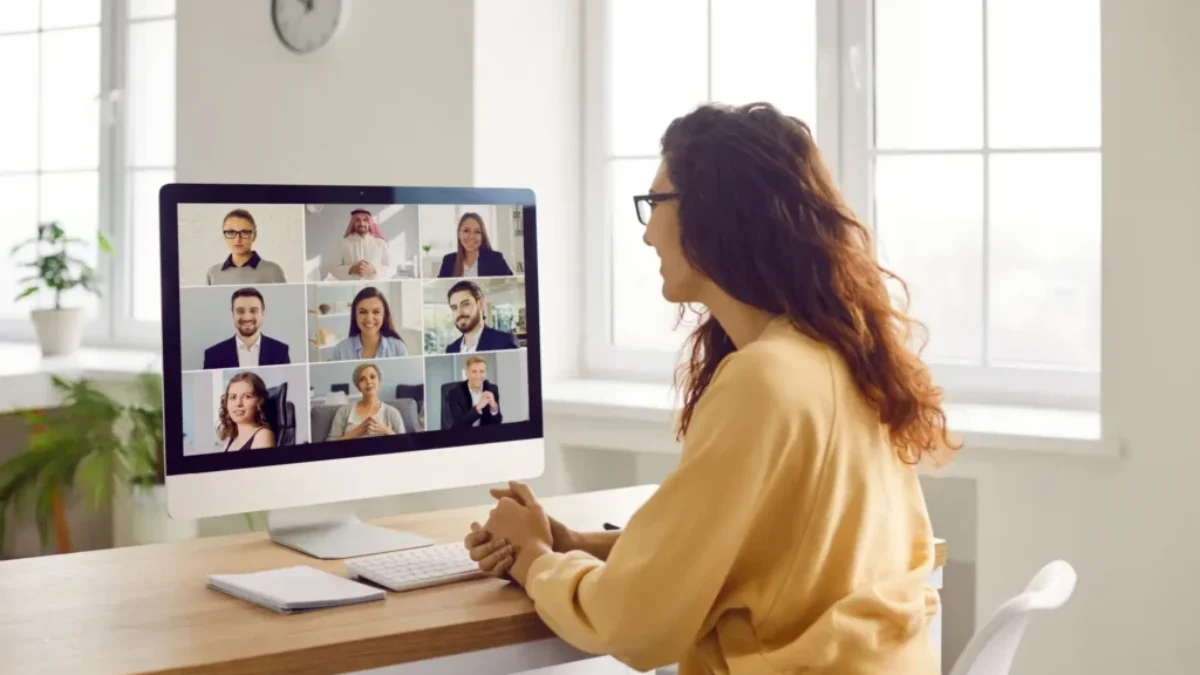 Žena u pracovního stolu vede online meeting
